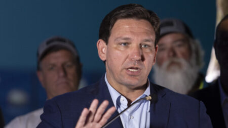 DeSantis dice que universidades se responsabilicen de la deuda de estudiantes, no los contribuyentes