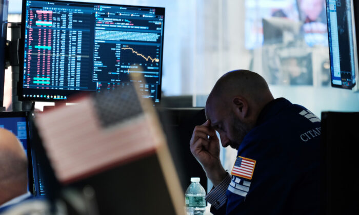 Los comerciantes trabajan en el piso de la Bolsa de Valores de Nueva York (NYSE) el 10 de junio de 2022. (Spencer Platt/Getty Images)