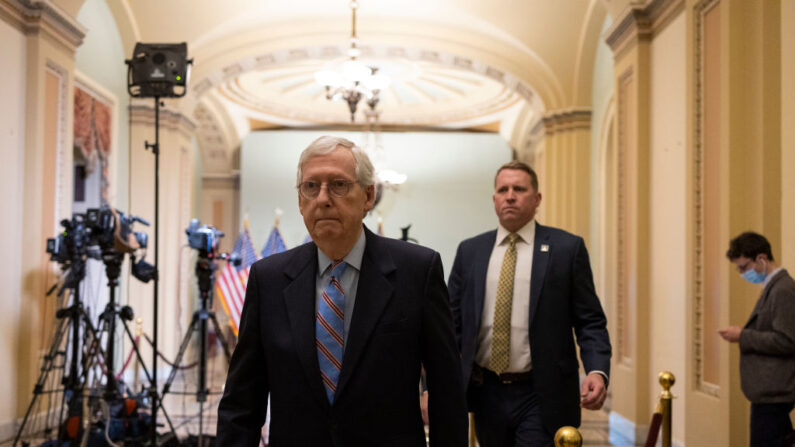  El líder de la minoría del Senado, Mitch McConnell (R-KY), camina por el edificio del Capitolio de Estados Unidos mientras se dirige a un almuerzo con los republicanos del Senado el 14 de junio de 2022 en Washington, DC.(Anna Moneymaker/Getty Images)
