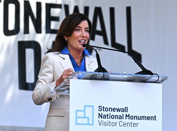 La gobernadora de Nueva York, Kathy Hochul, habla en el escenario durante la ceremonia de inauguración del Centro de Visitantes del Monumento Nacional de Stonewall el 24 de junio de 2022 en la ciudad de Nueva York. (Bryan Bedder/Getty Images for Pride Live)
