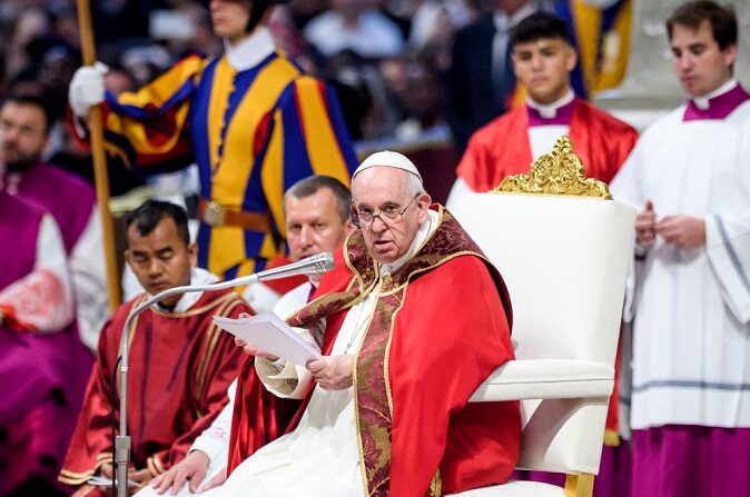 El Papa Francisco dirige la misa por la Solemnidad de los Santos Pedro y Pablo en la Basílica del Vaticano el 29 de junio de 2022 en la Ciudad del Vaticano, Vaticano.(Antonio Masiello/Getty Images)
