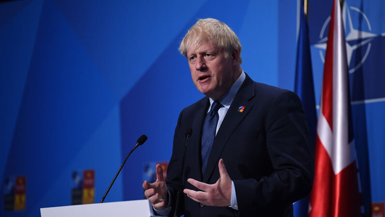 Boris Johnson, primer ministro del Reino Unido ofrece una rueda de prensa en la Cumbre de la OTAN el 30 de junio de 2022 en Madrid, España. (Denis Doyle/Getty Images)
