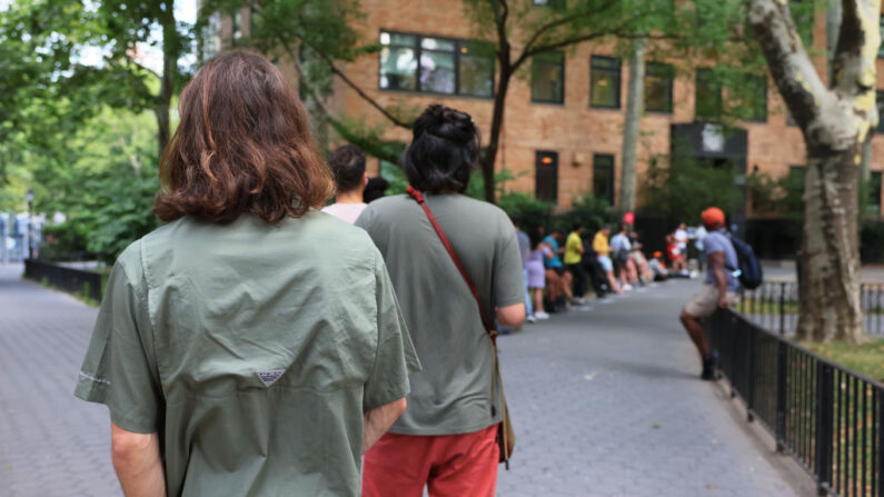La gente espera en la fila para entrar en la Clínica de Salud Sexual de Chelsea el 08 de julio de 2022 en la ciudad de Nueva York. La Clínica de Salud Sexual de Chelsea es uno de los dos lugares que actualmente administran la vacuna contra la viruela del mono en Nueva York. (Michael M. Santiago/Getty Images)
