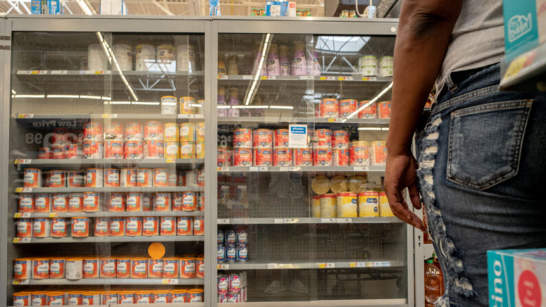 Una clienta espera que la atiendan para recibir leche de fórmula para bebés en un Walmart Supercenter el 08 de julio de 2022 en Houston, Texas. (Brandon Bell/Getty Images)