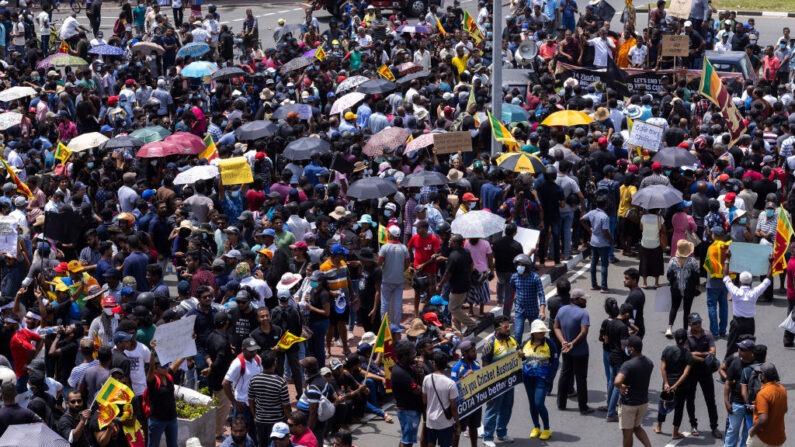 Manifestantes antigubernamentales se reúnen en la calle durante las protestas que piden la dimisión del presidente de Sri Lanka, Gotabaya Rajapaksa, y del primer ministro, Ranil Wickremesinghe, el 09 de julio de 2022 en Galle, Sri Lanka. (Buddhika Weerasinghe/Getty Images)