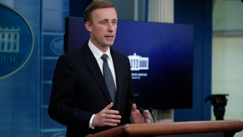 El asesor de Seguridad Nacional de la Casa Blanca, Jake Sullivan, habla con los periodistas durante la conferencia de prensa diaria en la Sala de Prensa Brady de la Casa Blanca el 11 de julio de 2022 en Washington, DC. (Chip Somodevilla/Getty Images)