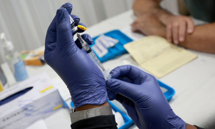 Un trabajador de la salud se prepara para administrar una vacuna a una persona como prevención a la viruela del mono en el Pride Center en Wilton Manors, Florida, el 12 de julio de 2022. (Joe Raedle/Getty Images)