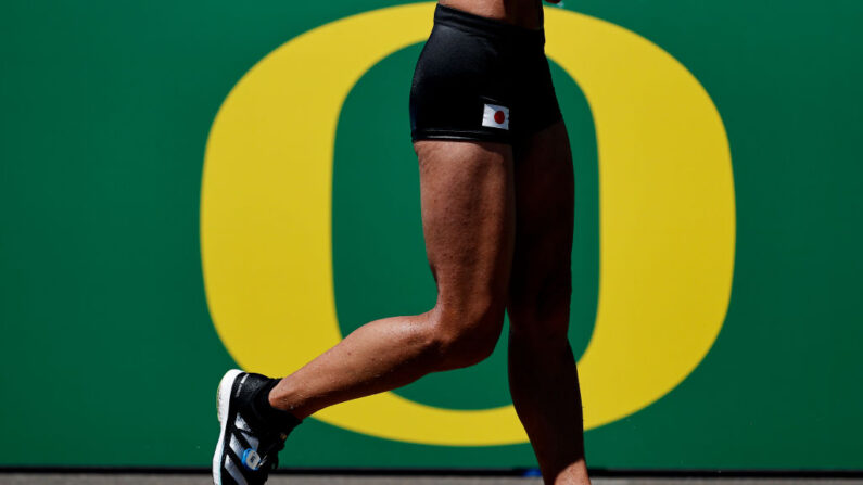 Una competidora pasa junto a un logotipo de la Universidad de Oregon durante la final de la carrera de 20 kilómetros de mujeres el primer día del Campeonato Mundial de Atletismo Oregon22 en Hayward Field el 15 de julio de 2022 en Eugene, Oregon. (Foto de Steph Chambers/Getty Images)