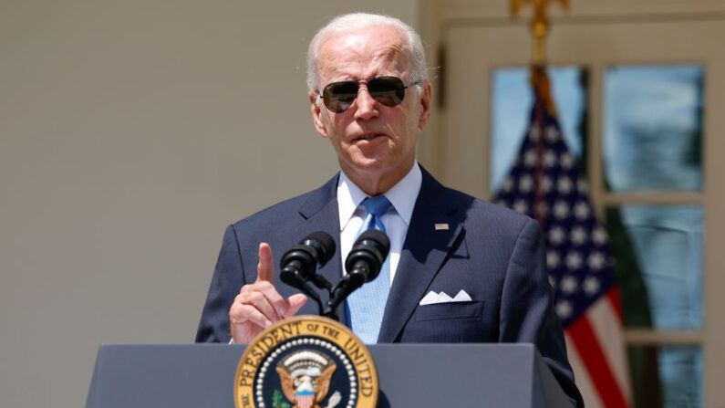 El presidente de Estados Unidos, Joe Biden, pronuncia un discurso sobre el COVID-19 en el Jardín de las Rosas de la Casa Blanca el 27 de julio de 2022 en Washington, DC. (Anna Moneymaker/Getty Images)
