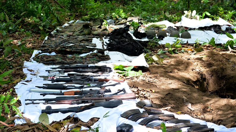 Vista de uniformes de estilo militar, armas y municiones incautadas a presuntos narcotraficantes en varias redadas en el barrio de Las Flores, departamento de Zacapa, 150 kms al norte de Ciudad de Guatemala (Guatemala), el 28 de mayo de 2012. (STR/AFP/Getty Images)