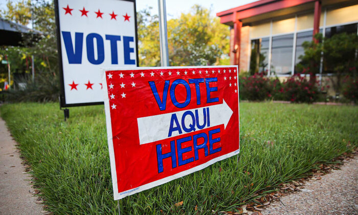Un letrero bilingüe afuera de un centro de votación antes de las elecciones locales, el 28 de abril de 2013, en Austin, Texas. (John Moore/Getty Images)
