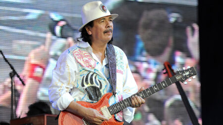 Revelan la razón del desmayo de Carlos Santana en pleno concierto