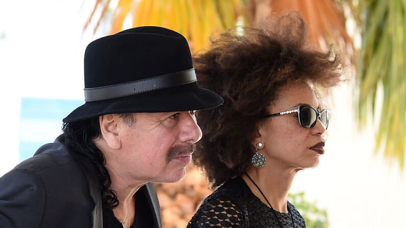 El artista Carlos Santana (izquierda) y su esposa, la baterista Cindy Blackman, llegan al funeral del músico de blues B.B. King en el Palm Downtown Mortuary & Cemetery el 23 de mayo de 2015 en Las Vegas, Nevada. (Ethan Miller/Getty Images)
