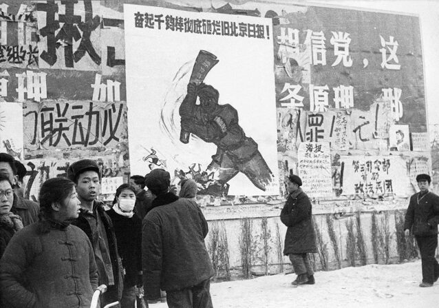 Un pequeño grupo de jóvenes chinos camina junto a varios dazibaos, las pancartas revolucionarias, en febrero de 1967 en el centro de Beijing, durante la "Gran Revolución Cultural Proletaria". (Jean Vincent/AFP/Getty Images)
