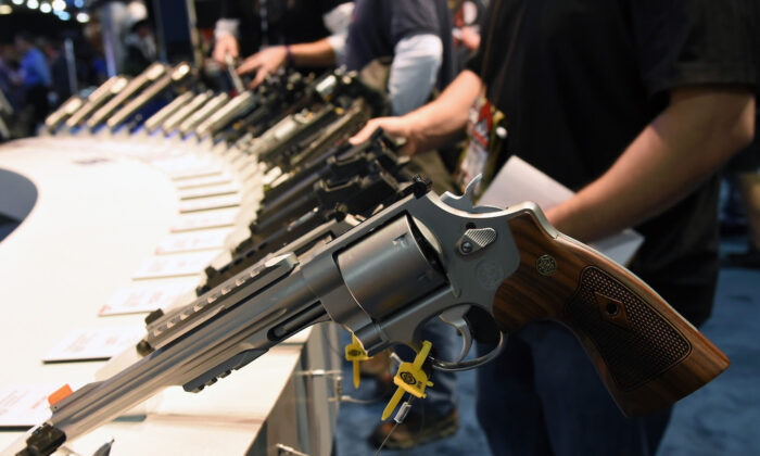 Se exhiben pistolas en la feria comercial de tiro, caza y actividades al aire libre de la National Shooting Sports Foundation de 2016 en el Sands Expo and Convention Center en Las Vegas, Nevada, el 19 de enero de 2016. (Ethan Miller/Getty Images)