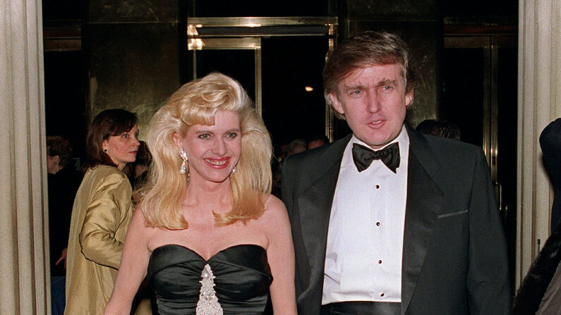 El multimillonario Donald Trump y su esposa Ivana llegan el 04 de diciembre de 1989 a un compromiso social en Nueva York. (SWERZEY/AFP vía Getty Images)