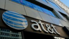 AT&T se hunde mientras su CEO sugiere que estadounidenses no pueden pagar las facturas telefónicas