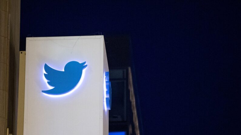 El logo de Twitter se ve en un cartel en la sede de la compañía en San Francisco, California, el 4 de noviembre de 2016. (Josh Edelson/AFP vía Getty Images)
