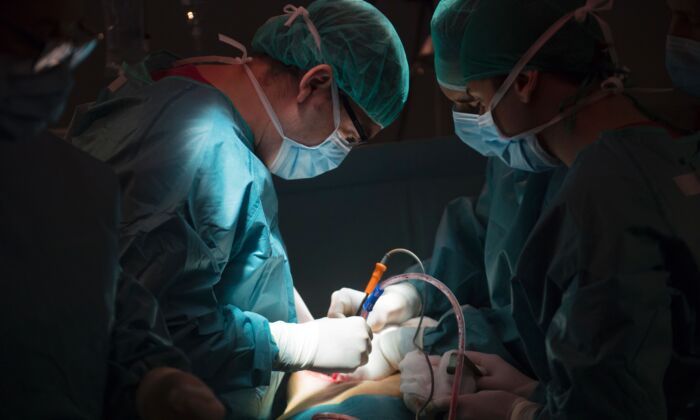 Médicos realizan un trasplante renal a un paciente en España. Foto de archivo de 2017. (Pierre-Philippe Marcou/AFP vía Getty Images)