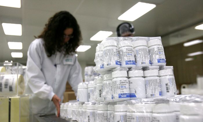 Los trabajadores de Teva Pharmaceuticals empaquetan medicamentos en una sala limpia, en la planta de fabricación de la compañía, en Jerusalén, el 10 de marzo de 2008. (Uriel Sinai/Getty Images)
