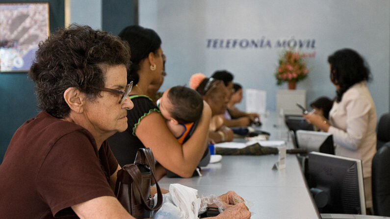 Cubanos esperan en el mostrador de ETECSA (Empresa de Telecomunicaciones de Cuba Inc.) para comprar y registrar teléfonos móviles el 14 de abril de 2008 en La Habana (Cuba). (Adalbereto Roque/AFP vía Getty Images)