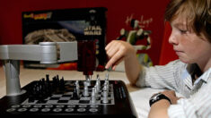 Robot rompe dedo de niño de 7 años en una partida de ajedrez