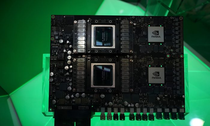 Nvidia Drive Pegasus, la primera supercomputadora de IA del mundo para robotaxis de nivel 5, en exhibición en la feria comercial de tecnología de consumo CES, en Winchester, Nevada, el 9 de enero de 2018. (Alex Wong/Getty Images)
