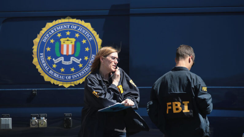 En una fotografía de archivo, se ven agentes del FBI el 20 de marzo de 2018 en Sunset Valley, Texas (EE.UU.). (Scott Olson/Getty Images)