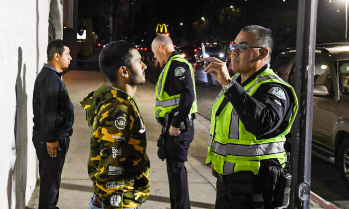 Conductores haciéndose pruebas de sobriedad en un punto de control DUI del Departamento de Policía de Los Ángeles, en Reseda, California, el 13 de abril de 2018. (Mark Ralston/AFP a través de Getty Images)
