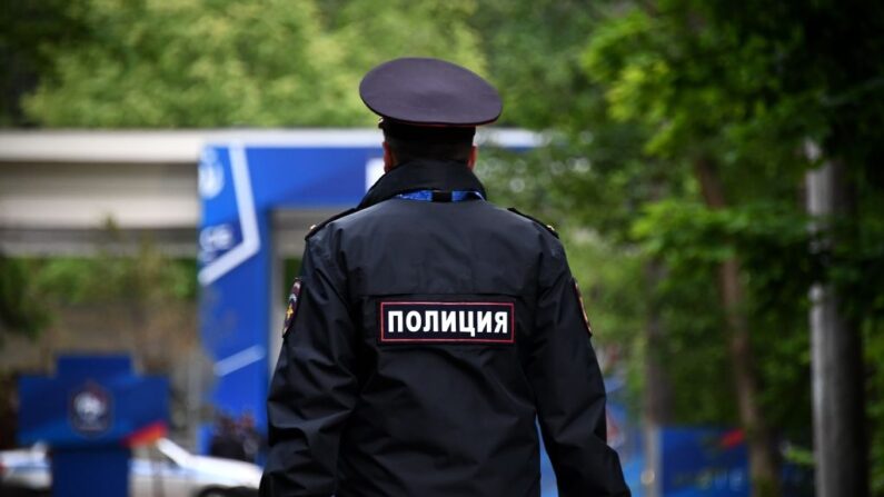 En una fotografía de archivo, se ve un policía ruso monta guardia. (Franck Fife/AFP vía Getty Images)