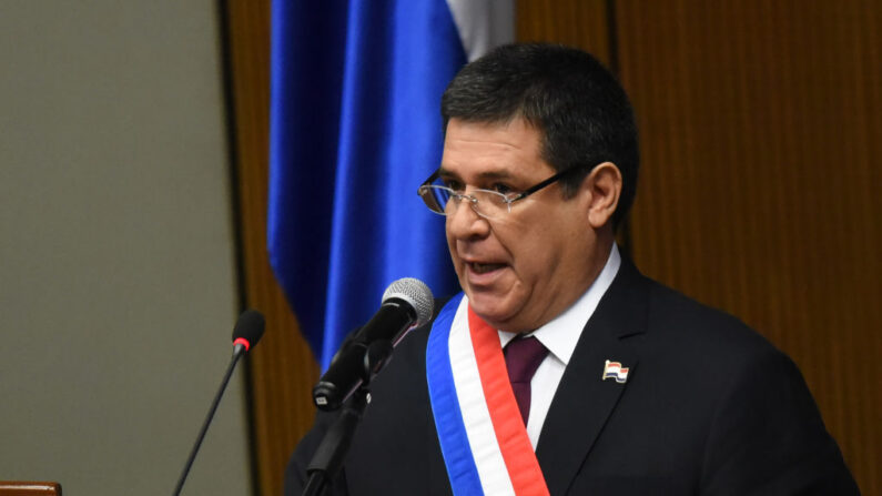 El expresidente de Paraguay, Horacio Cartes, entrega el último informe legislativo anual antes de entregar su gobierno, el 1 de julio de 2018. (Norberto Duarte/AFP vía Getty Images)