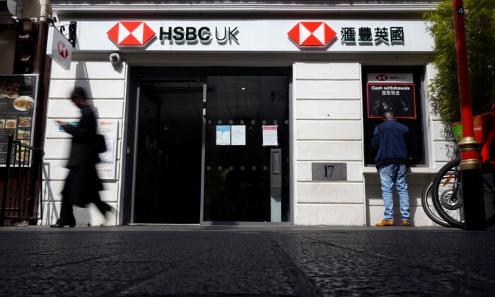 Un peatón pasa frente a una sucursal de un banco HSBC en el centro de Londres, el 26 de abril de 2022. (Niklas Halle'n/AFP vía Getty Images)