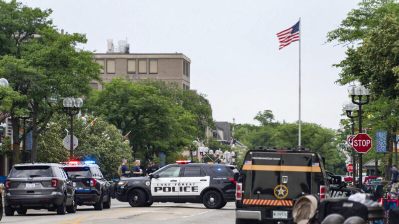 Oficiales vigilan la escena del tiroteo del desfile del 4 de julio en Highland Park, Illinois, el 4 de julio de 2022. (Youngrae Kim/AFP vía Getty Images)
