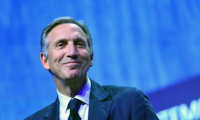 El presidente ejecutivo de Starbucks, Howard Schultz, pronuncia un discurso en Milán, el 7 de mayo de 2018. (Miguel Medina/AFP a través de Getty Images)