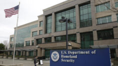 Departamento de Justicia acusa a agente del DHS de ayudar a Beijing a acosar disidentes chinos en EEUU