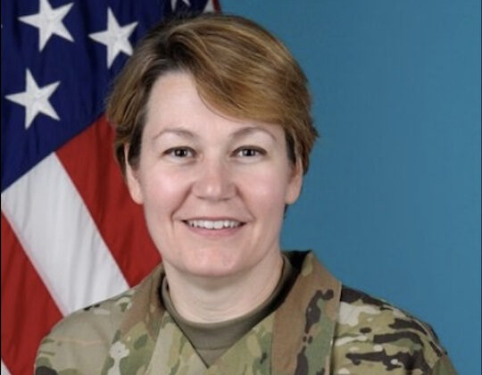Gail Curley, mariscal de la Corte Suprema de Estados Unidos, en una foto de mayo de 2021 en la que aparece con su uniforme de coronel del Ejército de Estados Unidos. (Foto: Ejército de EE.UU.)