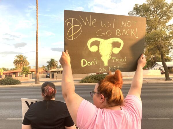 Manifestación a favor del aborto que condenó la anulación de la Corte Suprema al fallo de Roe vs Wade, en Tucson, Arizona, el 4 de julio de 2022. (Allan Stein/The Epoch Times)
