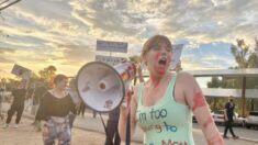 Manifestantes proaborto de Arizona protestaron el 4 de julio condenando la decisión sobre Roe vs Wade