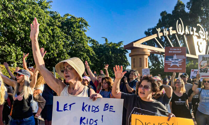 Los manifestantes protestan en oposición a la postura de The Walt Disney Company contra una ley de Florida recientemente aprobada fuera de la sede de la compañía en Burbank, California, el 6 de abril de 2022. (Jill McLaughlin/The Epoch Times)
