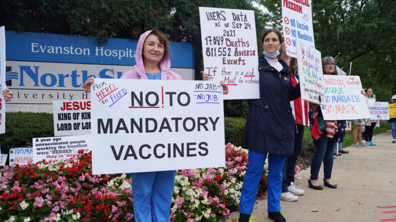 Trabajadores de la salud protestan contra el mandato de vacunación de NorthShore University HealthSystem frente al Hospital Evanston en Evanston, Illinois, el 12 de octubre de 2021. (Cara Ding/The Epoch Times)
