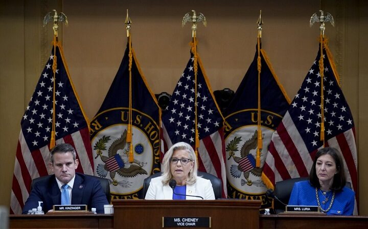 La congresista Liz Cheney (R-Wyo.) (C) habla durante una audiencia del comité del 6 de enero en Washington el 21 de julio de 2022. (Al Drago-Pool/Getty Images)
