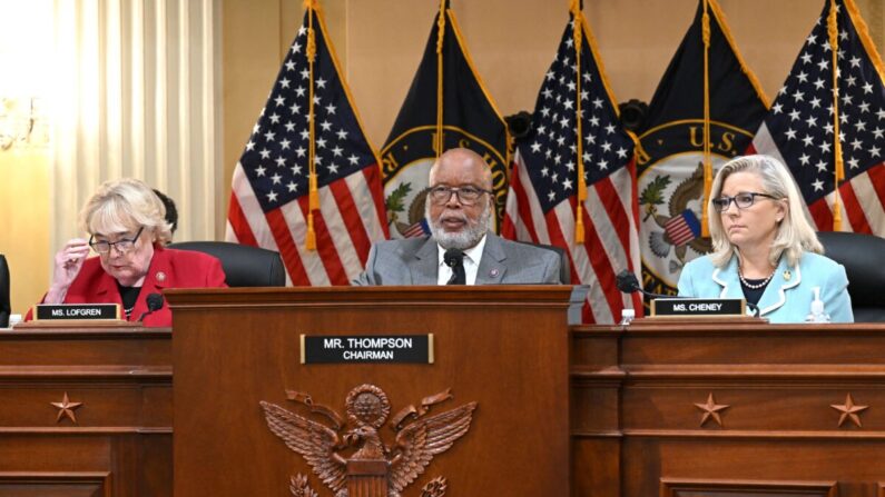 (De izquierda a derecha) La representante Zoe Lofgren (D- Calif.), el presidente del comité del 6 de enero, el representante Bennie Thompson (D- Miss), y la vicepresidenta, la representante Liz Cheney (R- Wyo), escuchan durante una audiencia del comité del 6 de enero en el Edificio de Oficinas de la Cámara Cannon en Washington el 13 de junio de 2022. (Saul Loeb/AFP vía Getty Images)
