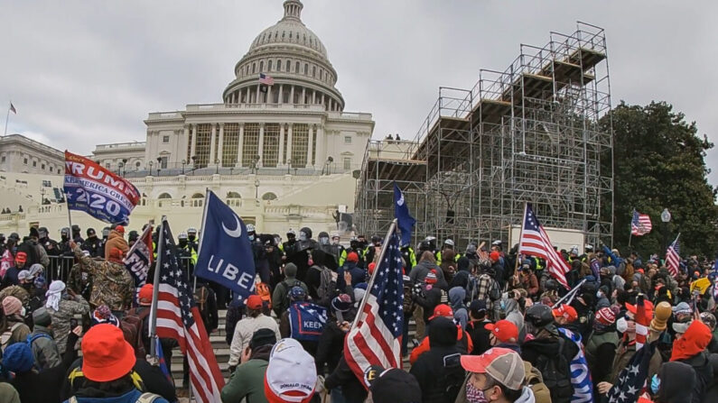 Los manifestantes se reúnen en la línea de policía en el lado oeste del Capitolio de Estados Unidos el 6 de enero de 2021. (Especial para The Epoch Times)
