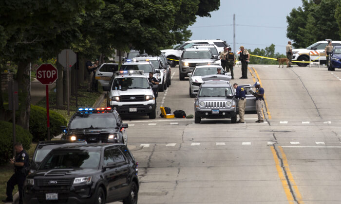 Las fuerzas de seguridad trabajan en la escena de un tiroteo masivo, en un desfile del 4 de julio, en Highland Park, Illinois, el 4 de julio de 2022. (Jim Vondruska/Getty Images)