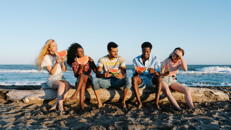 Las personas que se enfadan rápidamente o se acaloran a menudo en verano pueden beber té de menta y comer peras, ciruelas, apio, cualquier tipo de melón, todos los alimentos de color verde y los de sabor amargo. (Pexels/ Kaba Camara)