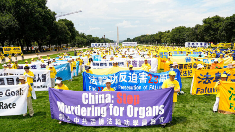Practicantes de Falun Gong participan en una concentración para conmemorar el 23º aniversario del inicio de la persecución al grupo espiritual Falun Gong por parte del régimen chino, en el National Mall de Washington el 21 de julio de 2022. (Larry Dye/The Epoch Times)
