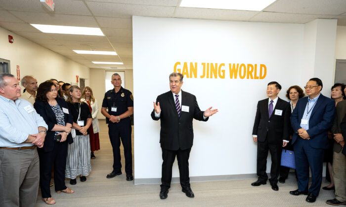 El alcalde de Middletown, Joseph DeStefano, habla en la ceremonia de inauguración de Ganjing World, en Middletown, Nueva York, el 4 de julio de 2022. (Larry Dye/The Epoch Times)
