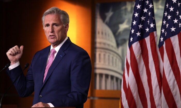 El líder de la minoría de la Cámara de Representantes, Kevin McCarthy (R-Calif.), habla durante una conferencia de prensa semanal en el Capitolio en Washington, el 28 de mayo de 2020. (Alex Wong/Getty Images)