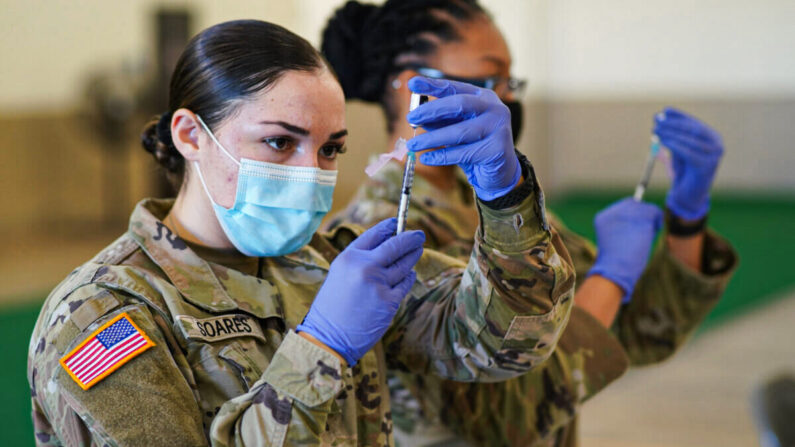 La soldado Kailee Soares prepara la dosis de una vacuna anti-COVID durante una campaña para vacunar a miembros de la Guardia Nacional de Hawái, en la isla de Kauai, el 12 de enero de 2021. (Guardia Nacional Aérea de EE.UU./Sargento Mayor Andrew Jackson)
