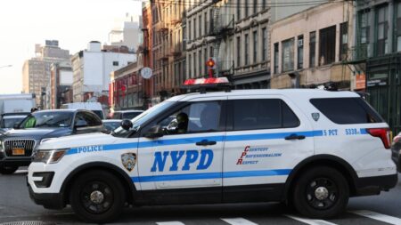 Video muestra a empleado de una tienda de NY tratando de evitar confrontación antes apuñalar a hombre